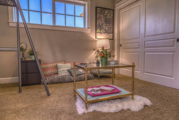 Pencereli ve mavi gökyüzü olan odanın iç dekorasyonu