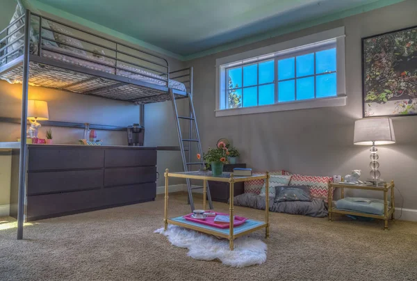 Yatak odası dekorunda ranza ve şilte var.