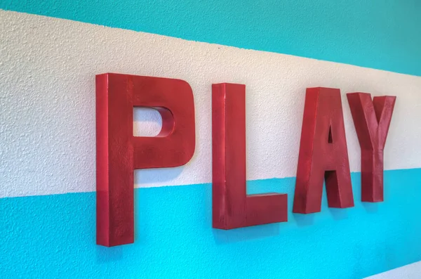 Mavi çizgili arka planı olan dev oyun işareti