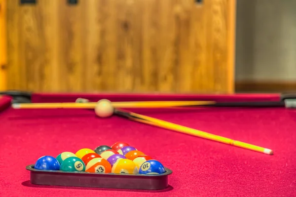 Arka planda ıstakalar olan bilardo topları.