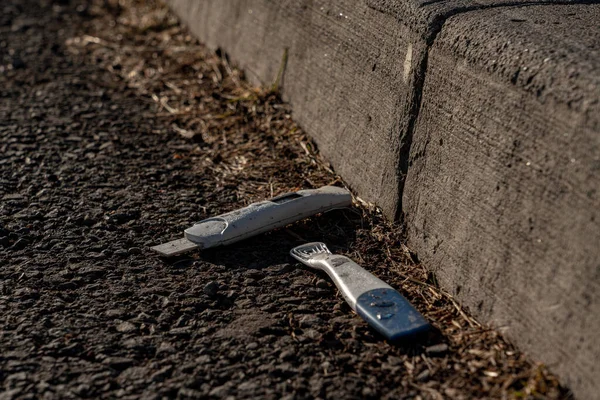 Gebelik testi yolun kenarına atılmış.