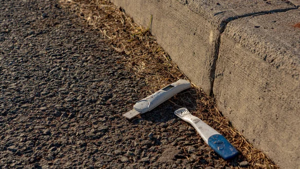 Yol kenarında atılmış hamilelik testi şeridi.