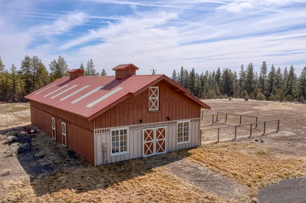 Kırsal alanda büyük bir Kırmızı At Ahırı