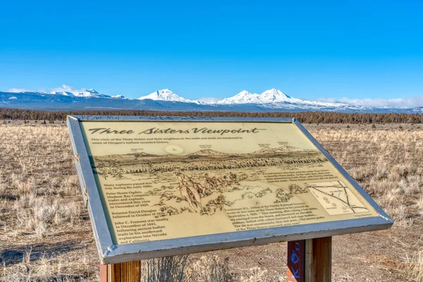 Oregon 'daki Üç Kız Kardeş Dağı' nın bakış açısında bir tabela.