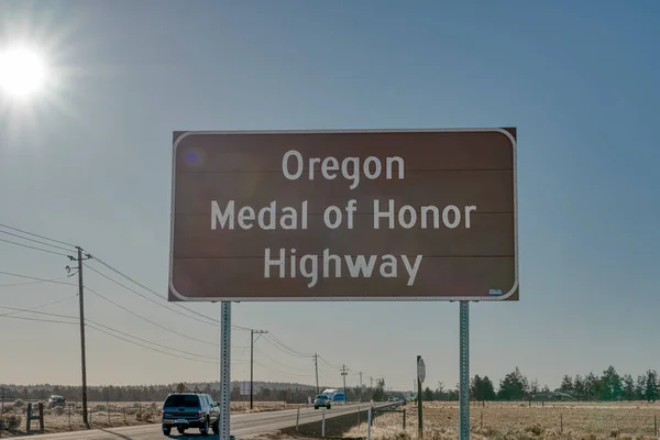 Kırsal bir otoyolda gün ışığıyla yol tabelası