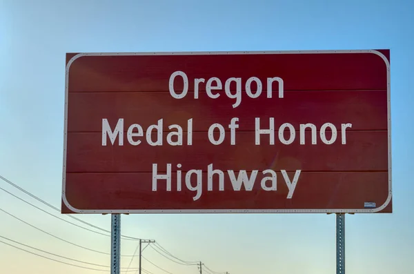 Oregon otoyolunun kırsal kesiminde yol işareti 