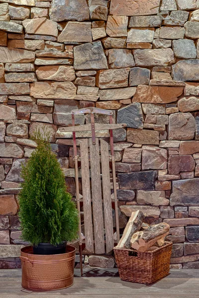 Antika ahşap kızak verandayı süslüyor.