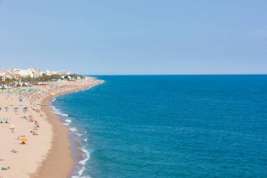 Deniz kıyısında bir sahil