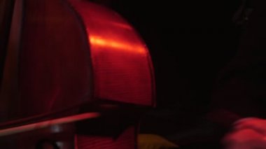 Müzisyen bir orkestra çift bas bölümüdür bir yaylı enstrüman yay zaman uyumlu olarak oynarken dizeleri aletleri konser Kiev oynuyor