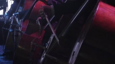 Müzisyenleri Orkestrası kontrbas bölümü oynayarak zaman uyumlu olarak dizeleri aletleri ile yay üzerinde Rock Senfoni tarafından Greatest Hits oynuyor