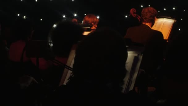 Tekenreeks familie van een orkest is zittend breken voordat uitvoeren de Greatest Hits door Rock Symphony Concert in Kiev 2015 dirigent Nikolai Lysenko — Stockvideo