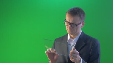 İşadamı Oturuyor Sanal Tablet Gülümseyen Bir Ceket ve Gömlek Skype Genç Adam Talking Forex Exchange Üzerinde Çalışan İnternet Üzerinden Satın Alır