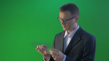 İşadamı Sanal Tablet Ekranını Tıklayarak İnternet Üzerinden Forex Exchange'de Çalışarak Ceket ve Gömlekli Skype Genç Adamı Konuşuyor