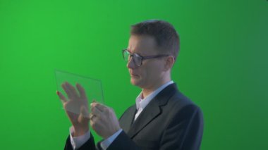 İşadamı Sanal Tablet Kullanıyor Walks Away Bir Ceket ve Gömlek Skype Genç Adam Talking Forex Exchange Üzerinde Çalışan İnternet Üzerinden Satın Alır
