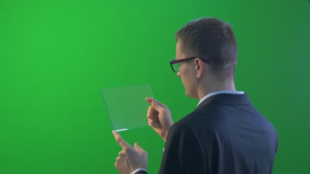 Muž ' zpět člověka zaskladněno Tablet odchází obchodník s virtuálním počítačem Tablet koupí prostřednictvím Internetu pracuje na Forex burze mluví o Skype Mladý muž — Stock video