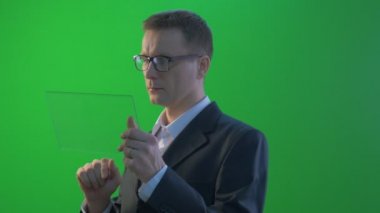 İşadamı EkranA Tıkladı Lar Ceketin Cebine Tablet Koy Forex Exchange'de Çalışan Genç Adam İş Kıyafetleri Yle İnternet Üzerinden Satın Alıyor