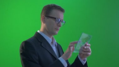 Man Comes and Clicks a Touch Screen Walks Away Sanal Tablet ile İşadamı İnternet Üzerinden Forex Exchange Genç Adam Bir Ceket Çalışma üzerinden Satın Alır