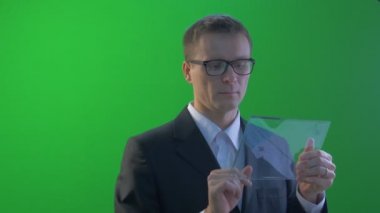 Ciddi İşadamı Bir Ceket ve Gömlek Skype Genç Adam Talking Forex Exchange Üzerinde Çalışan İnternet üzerinden Tablet Satın Ekran Tıklar
