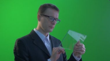 İşadamı Bir Ayaktan Diğerine Tablet Tutuyor Forex Exchange'de Çalışan Genç Adam Ceket ve Gömlek İş Kıyafetleri Yle İnternet Üzerinden Satın Alıyor