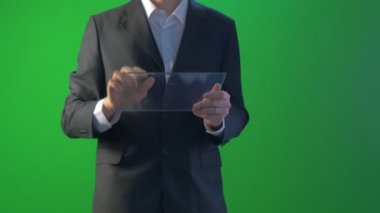 İşadamı Tablet Türleri ile Hevesle Internet Üzerinden Forex Exchange Üzerinde Çalışan Bir Ceket Skype Genç Adam Talking Üzerinde Çalışan Satın Alır Ile Döner Ekran bakıyor