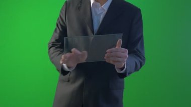 Ayakta ve çalışıyor Withtablet satın aracılığıyla Internet çalışma Forex Döviz konuşmaya Skype genç adam, bir ceket ekrana bakarak işadamıdır