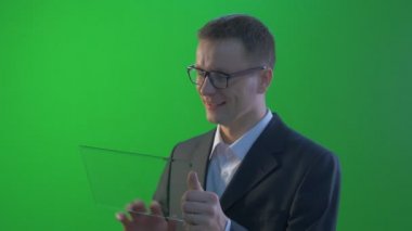 İşadamı Gülümsüyor Bir İş Kıyafetleri Içinde Forex Exchange Genç Adam Üzerinde Çalışan İnternet Üzerinden İnternet Üzerinden Satın Skype Tablet Sohbet Bir Ekran Parşömenler