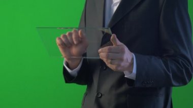 İşadamı Döner ve Tıklamalar Sanal Tablet İnternet üzerinden Forex Exchange Üzerinde Çalışan Bir İş Kıyafetleri Skype Genç Adam Üzerinde Sohbet