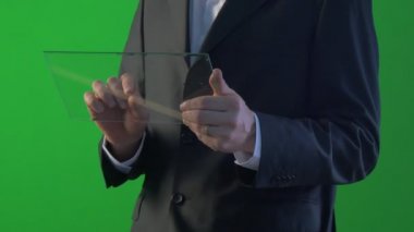 Forex Döviz Skype genç adam bir iş elbiseleri sohbet üzerinde Internet üzerinden satın kadar işadamı tıklama sanal Tablet eller kapatın