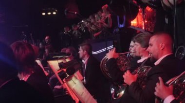 Boynuzları rüzgar aletleri grup bir orkestra Ukrayna tur konser Kiev orkestra şefi Nikolai Lysenko içinde oyun Rock Senfoni tarafından Greatest Hits