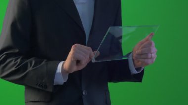 İşadamı Sanal Tablet Itutun İnternet Üzerinden Satın Alır Forex Exchange Sohbet Skype Genç Adam Bir İş Kıyafetleri