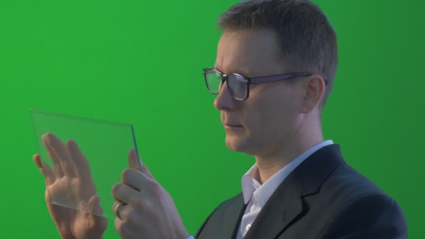 Podnikatel je stojící v profilu tvář blízko se drží virtuální Tablet koupí prostřednictvím Internetu pracuje na Forex Exchange chatování na Skype Business oblečení — Stock video