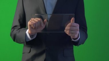 Forex Döviz Skype genç adam bir iş elbiseleri sohbet üzerinde Internet üzerinden sanal Tablet satın parmağında işadamı musluklar