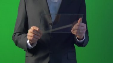 İşadamı tıklama ve Scrolls sanal bir Tablet üzerinde Forex Döviz Skype genç adam bir iş elbiseleri sohbet çalışma Internet üzerinden satın