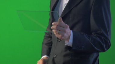 İş adamı ayakta ile onun elinde bir bel satın üzerinden Internet tıklama sanal Tablet düşünme bekleyen çalışma Forex Döviz sohbet üzerinde olan