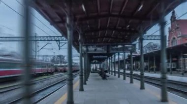 İnsanlar, merkez tren istasyonu Opole Hyperlapse Titelapse 11.05 istasyonu Cityscape izle tren istasyonu trenler binaların üzerinde bir platformda