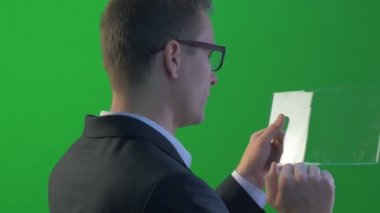 Tablet satın Forex Döviz Skype genç adam bir iş elbiseleri sohbet üzerinde Internet üzerinden türleri iki kez gülümseyen adam döner