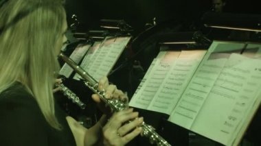 Kadın flütçü oynarken enine flüt gerçekleştirme Dünya Müzik Hits Rock Senfoni Ukrayna tur konser Kiev orkestra şefi Nikolai Lysenko tarafından olduğunu