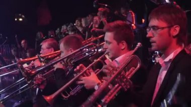 Kiev orkestra şefi Nikolai Lysenko bir orkestra Ukrayna tur konser Rock Senfoni trompet aile Rüzgar aletleri grup tarafından Greatest Hits