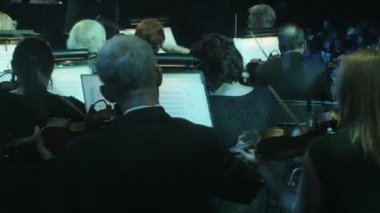 Bir orkestrada kemancılar dünya müzik Hits Rock Senfoni Ukrayna tur konser tarafından Kiev orkestra şefi Nikolai Lysenko performans keman çalıyor