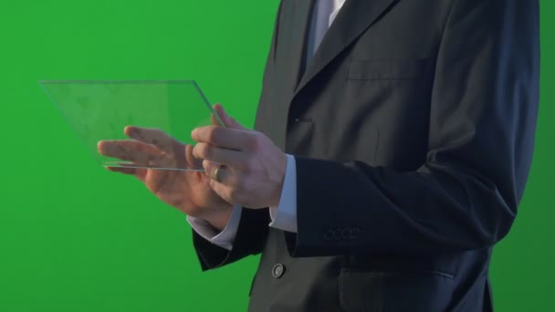 Бізнесмен натискає планшет Покласти руку на талії купує через Інтернет Робота на Форекс чат по скайпу Молодий чоловік у діловому одязі — стокове відео