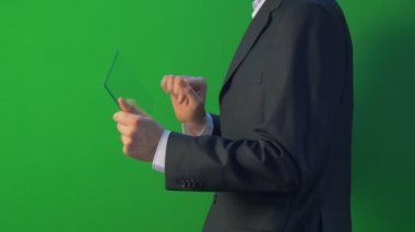 İşadamı profili sanal Tablet satın üzerinden Internet çalışma hakkında Forex Döviz sohbet Skype genç adam bir iş giysileri üzerinde duruyor