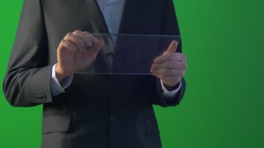 Tablet profilinde döner işadamı Scrolls satın Internet üzerinden Skype genç adam bir iş elbiseleri sohbet Forex döviz üzerinde çalışma