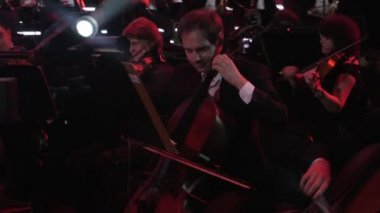 Rock Senfoni kontrbas ve Rüzgar aletleri müzisyenleri Orkestrası koro oynuyor tarafından Greatest Hits şarkı orkestra şefi Nikolai Lysenko olduğunu