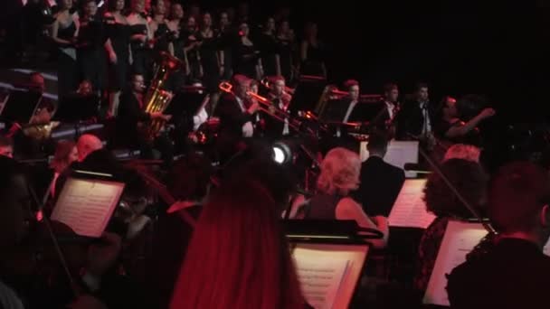 Músicos estão tocando as maiores batidas por instrumentos arqueados violinos harpas rock sinfonia ucraniana turnê concerto em Kiev maestro Nikolai Lysenko — Vídeo de Stock