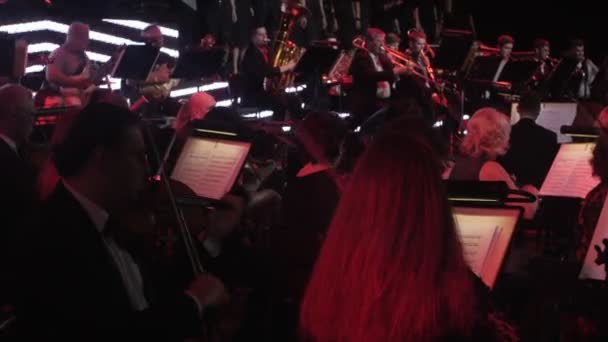 Największe przeboje Rock Symphony pierwsze skrzypce i instrumenty dęte muzycy grają w orkiestra jest śpiew dyrygent Nikolai Lysenko — Wideo stockowe