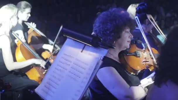 Les plus grands succès de Rock Symphony Musiciens Les femmes jouent du violon et du violoncelle avec un concert de tournée ukrainienne à Kiev chef d'orchestre Nikolai Lysenko — Video