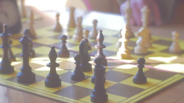 Dzieci ręce poruszają szachy sztuk zarządu Zamknij się słońce promienie dzieci są gry szachy w szachy konkurencji dla przedszkolaków w Polsce opolskie — Wideo stockowe