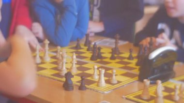 Çocuklar konuşan çocuklar oyun arıyoruz satranç tahtası oturup çocuk satranç Yarışması Opole Polonya'da okul öncesi çocuklar için satranç oynuyor