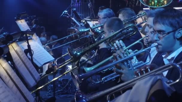 De grootste Hits van rockmuzikanten Symphony Trombones spelen trompetten blaasinstrumenten Oekraïense Tour Concert in Kiev dirigent Nikolai Lysenko — Stockvideo