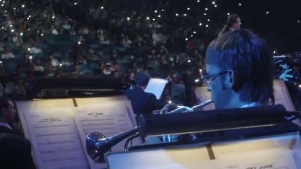 Rüzgar aletleri Musiciants Kiev orkestra şefi Nikolai Lysenko insanların koltuklarda trompet Ukrayna tur konser oynayan Are iletken rock Senfoni konseri — Stok video